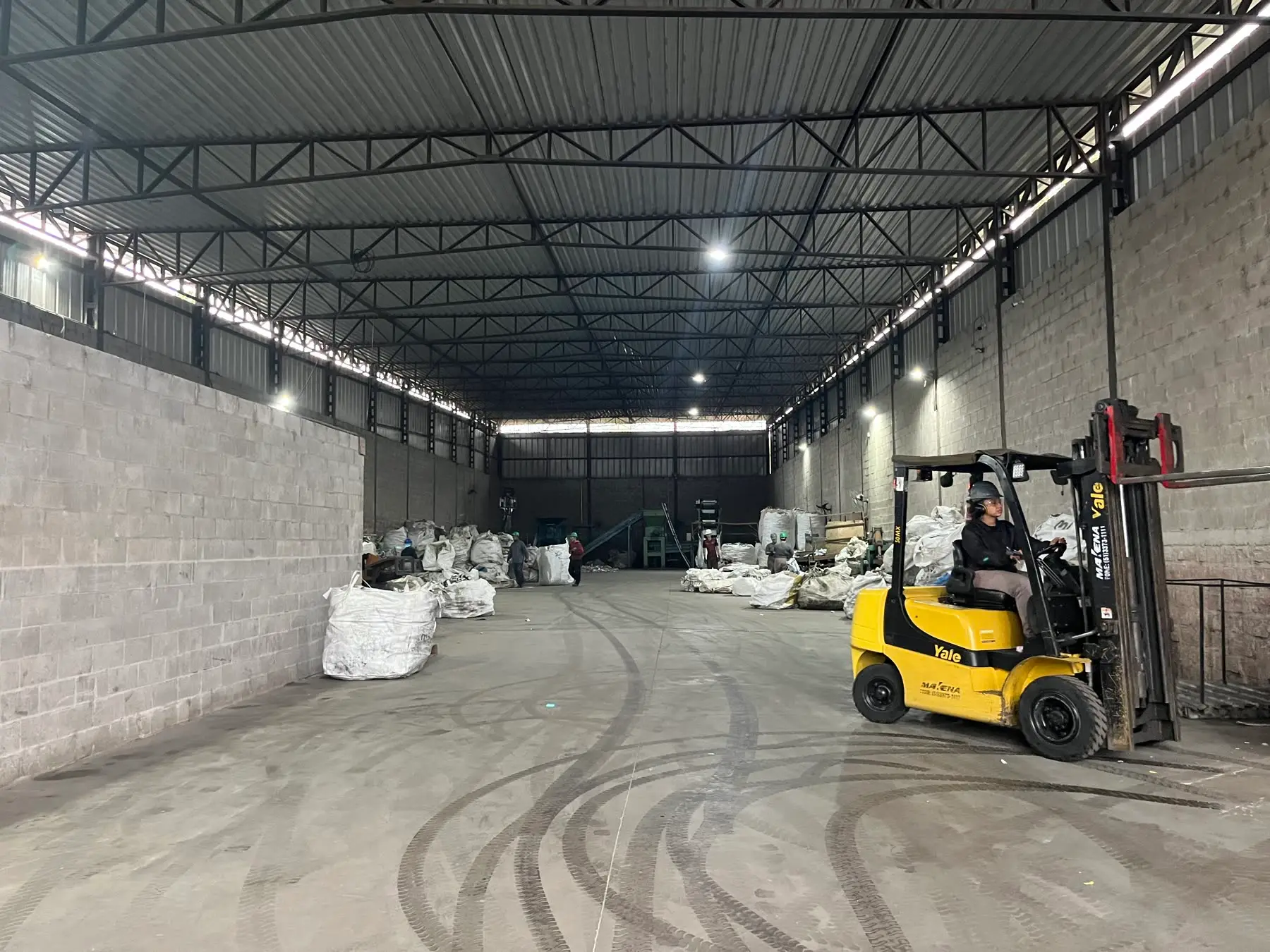 Barras metálicas e vergalhões empilhados em estoque industrial