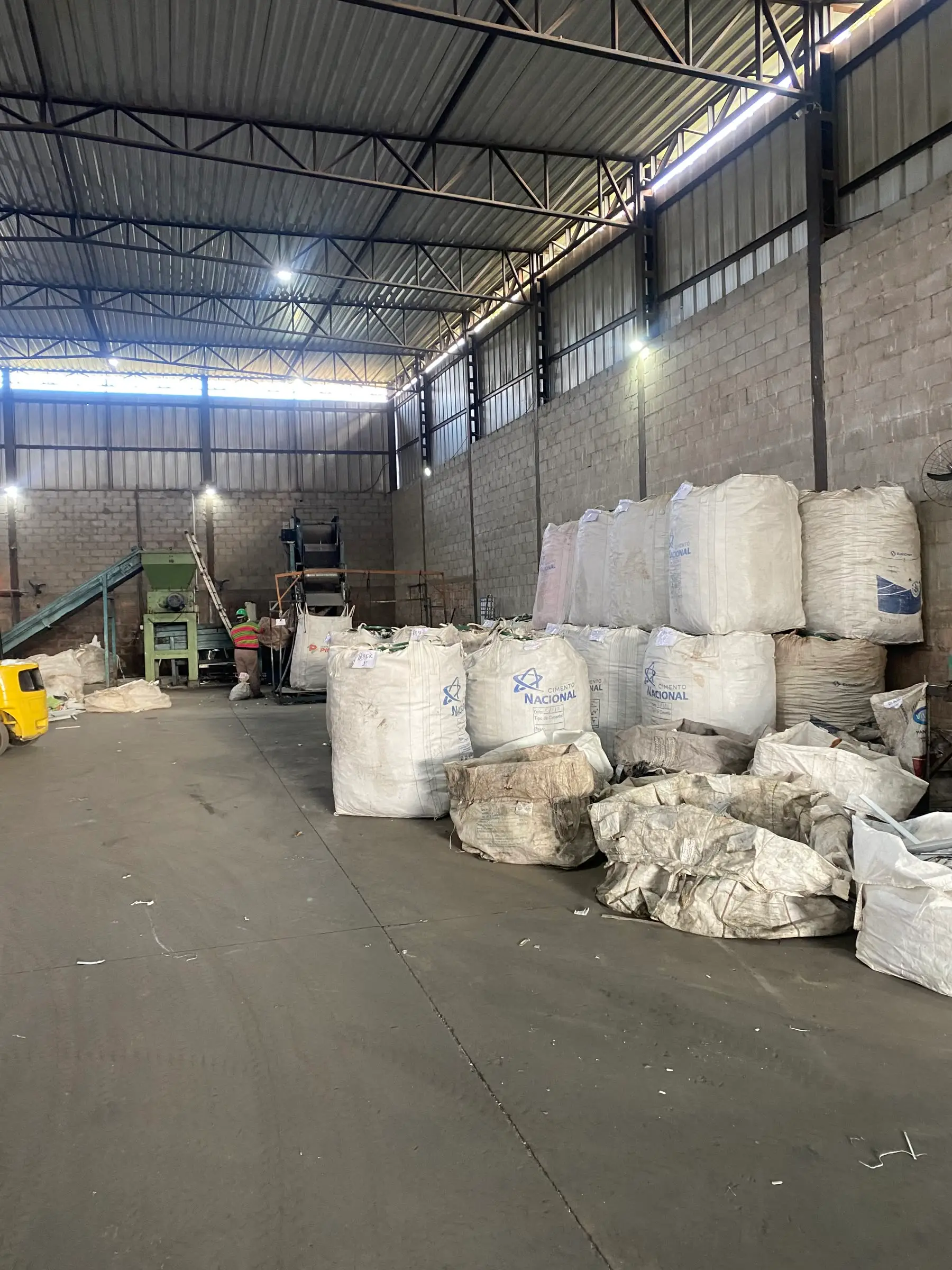 Galpão da KSP Metais com big bags de materiais metálicos organizados
