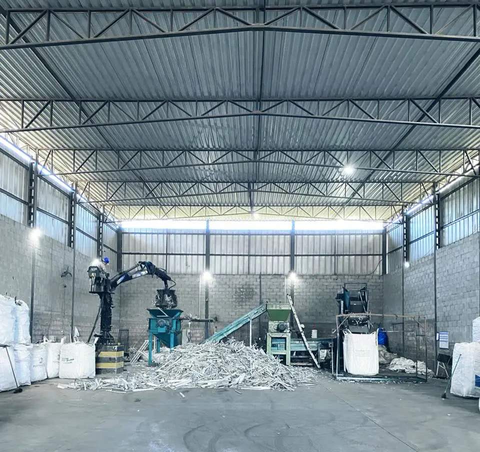 Lingotes e barras metálicas empilhadas em armazém industrial